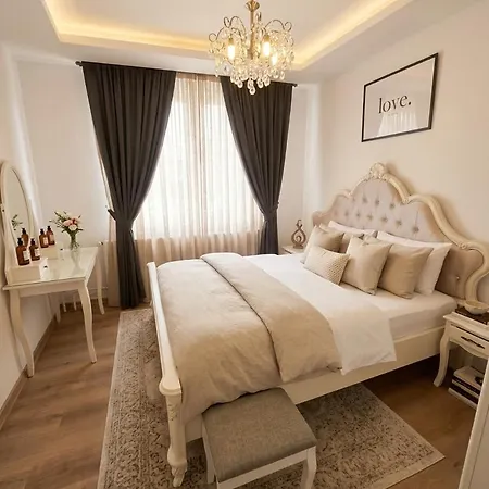 Modern Luxury Haven With Balcony View & Jacuzzi Near Airport Apartmán *