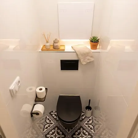 Modern Luxury Haven With Balcony View & Jacuzzi Near Airport *