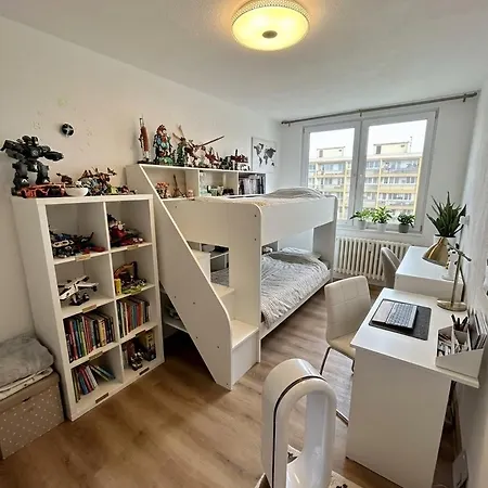 Modern Luxury Haven With Balcony View & Jacuzzi Near Airport Praha