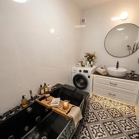 Modern Luxury Haven With Balcony View & Jacuzzi Near Airport * Praha